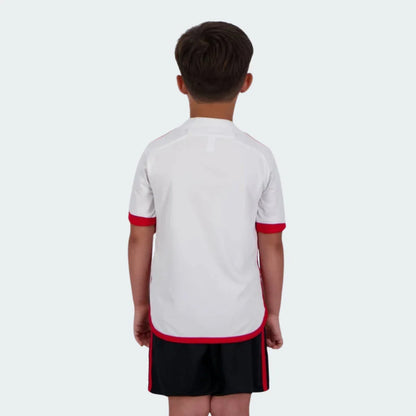 Mini Mantos kit oficial camisa infantil Flamengo, vista por trás, com camisa branca e shorts preto