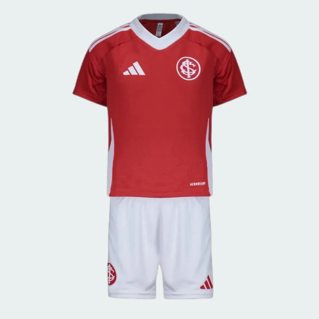 Kit infantil Colorado vermelho e branco, com camisa vermelha, gola V e shorts brancos. Escudos e logos Adidas visíveis.