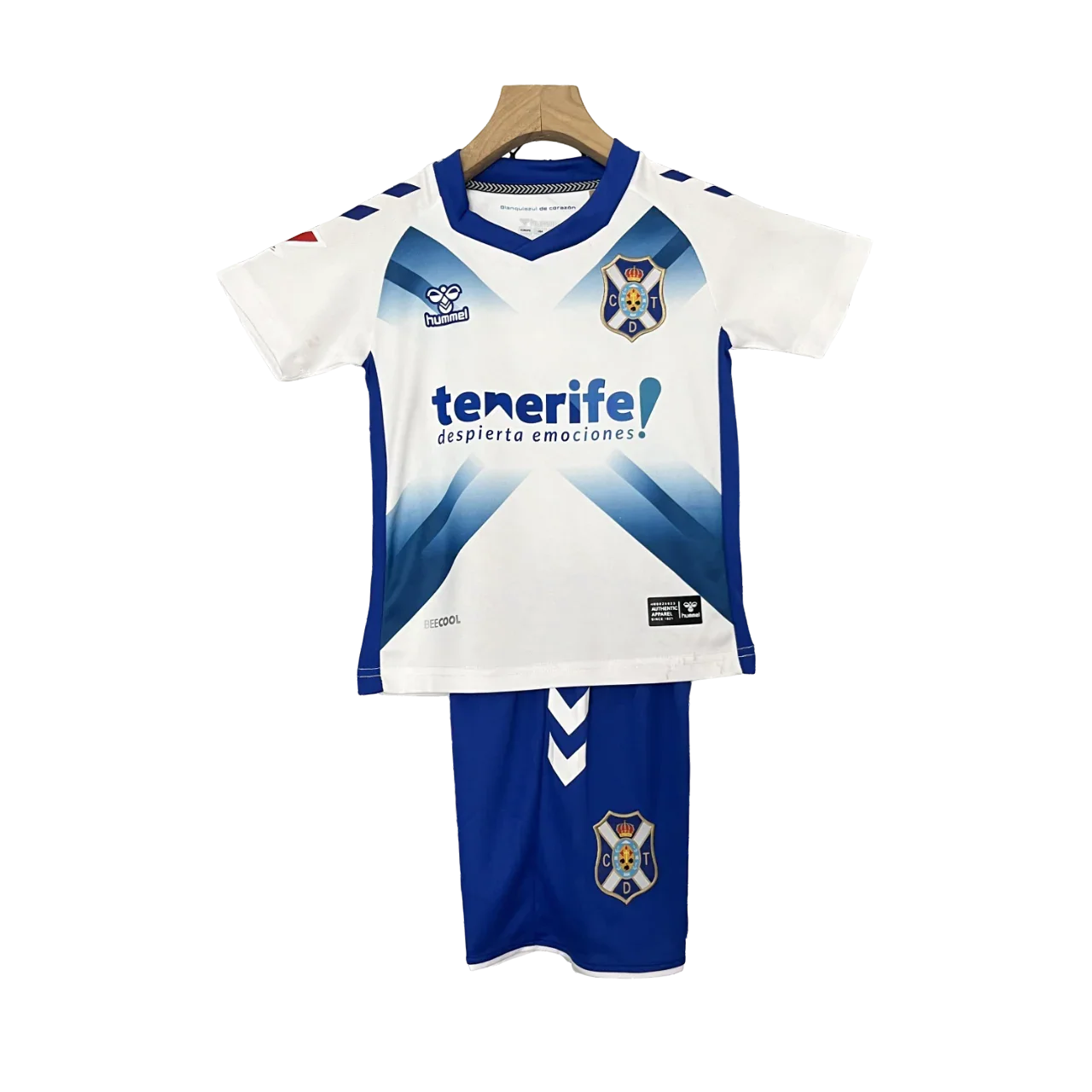 Kit infantil Tenerife I 24/25, camisa e shorts azul-marinho com detalhes amarelos, logo Hummel e escudo do Tenerife, em fundo preto.