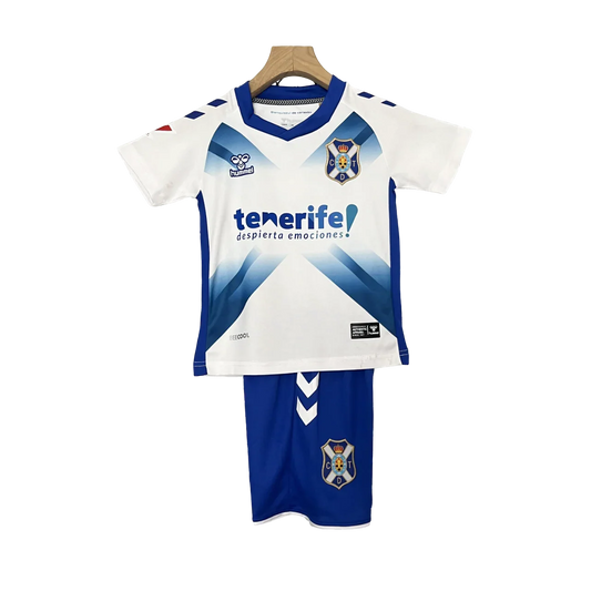 Kit infantil Tenerife I 24/25, camisa e shorts azul-marinho com detalhes amarelos, logo Hummel e escudo do Tenerife, em fundo preto.