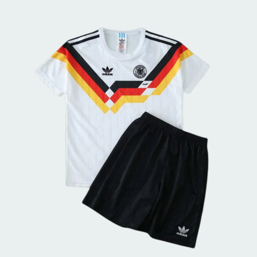 Kit infantil retrô da Alemanha, com camisa branca de listras pretas, vermelhas e amarelas, e shorts pretos.