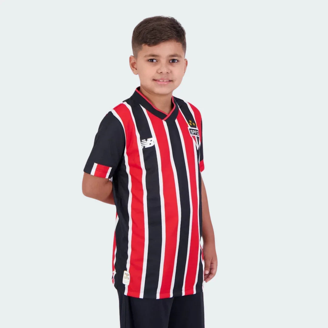 Menino vestindo camisa oficial infantil São Paulo FC listrada, kit Mini Mantos
