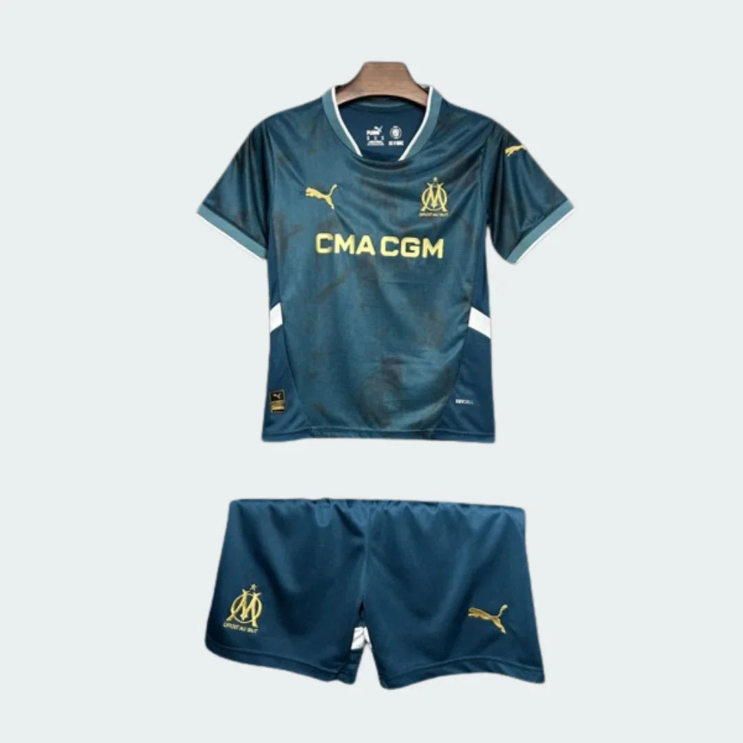 Kit infantil Olympique De Marseille 24/25, camisa e shorts azul-petróleo com detalhes dourados e brancos, Puma, CMA CGM.