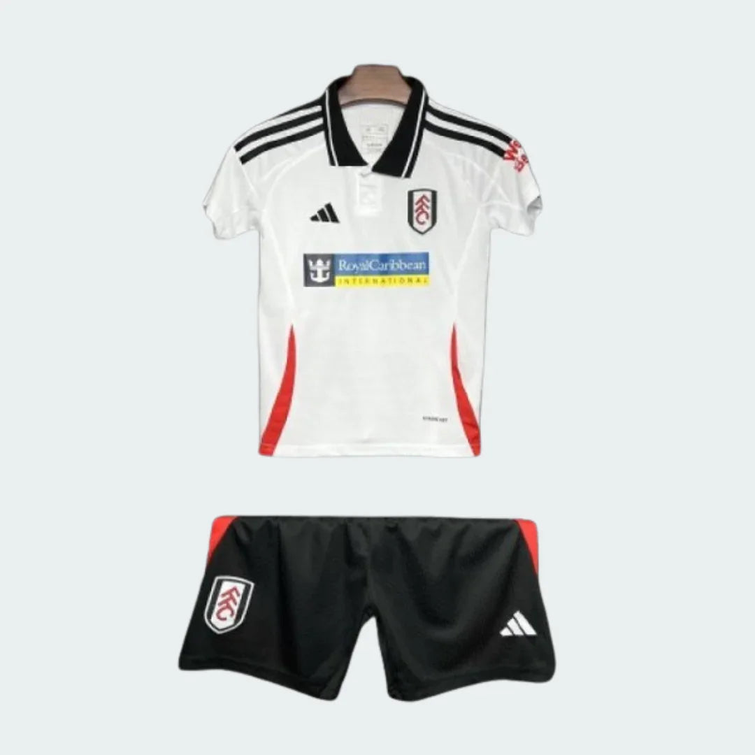 Kit infantil Fulham I 24/25, com camisa branca de gola preta, detalhes vermelhos, e shorts pretos com escudo e logo Adidas.
