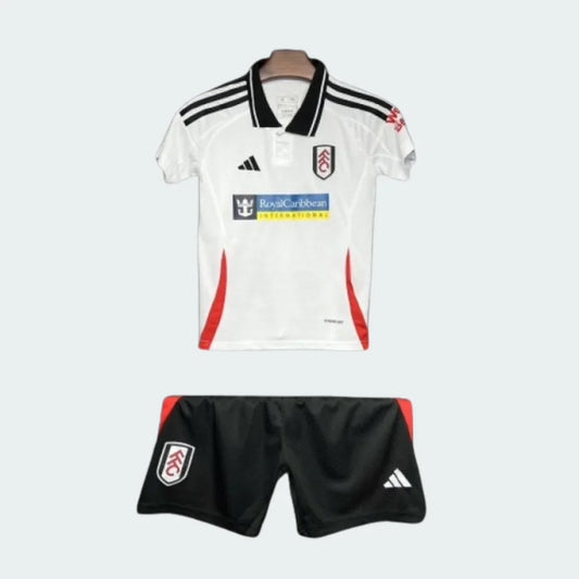 Kit infantil Fulham I 24/25, com camisa branca de gola preta, detalhes vermelhos, e shorts pretos com escudo e logo Adidas.