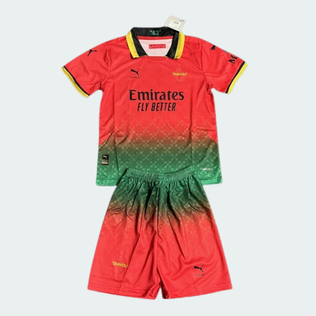 Kit infantil do Milan com camisa e shorts em gradiente vermelho e verde. A camisa tem gola preta e amarela e logos Puma e Emirates.