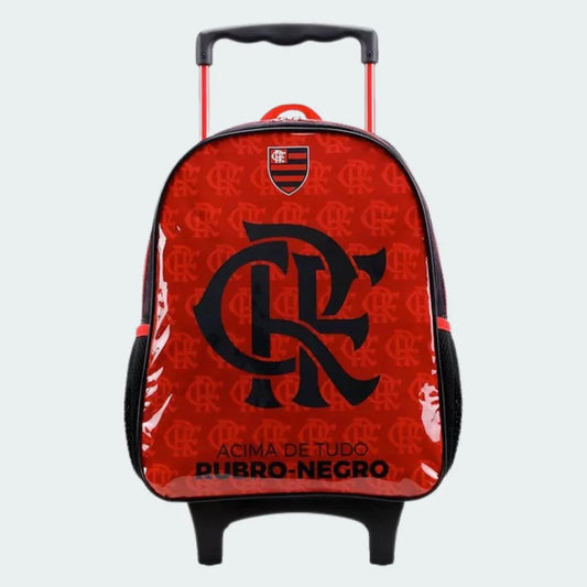 Mochila de rodinhas infantil nas cores vermelha e preta, com escudo grande do Flamengo e estampa de brasões menores. Alça estendida.
