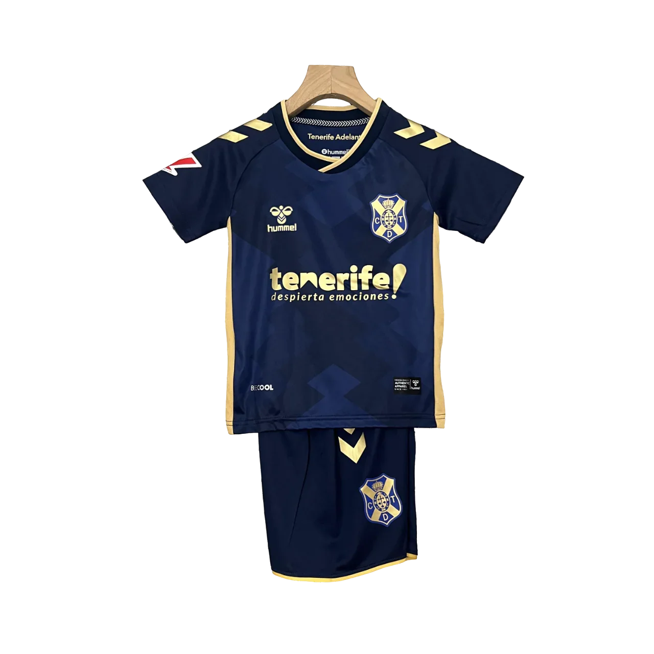 Kit infantil Tenerife II 24/25, camisa e shorts azul-marinho com detalhes amarelos, logo Hummel e escudo do Tenerife, em fundo preto.