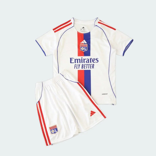 Kit infantil branco do Lyon com camisa e shorts. A camisa possui faixa vertical azul e vermelha, escudo do clube e patrocinador. Shorts com listras vermelhas.