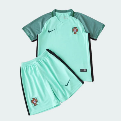 Kit infantil de Portugal em verde água com mangas em tom de verde mais escuro e calção verde água com faixas pretas.