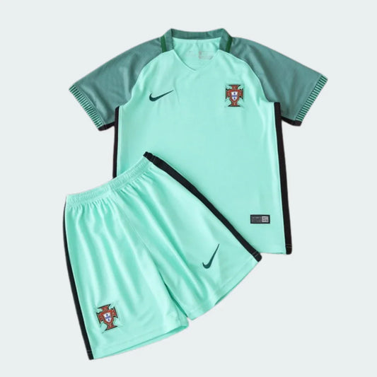 Kit infantil de Portugal em verde água com mangas em tom de verde mais escuro e calção verde água com faixas pretas.