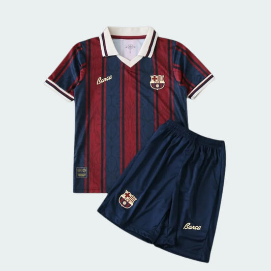Kit infantil Barcelona 25/26 com camisa listrada em vermelho e azul-marinho, e shorts azul-marinho, ambos com o escudo do time.