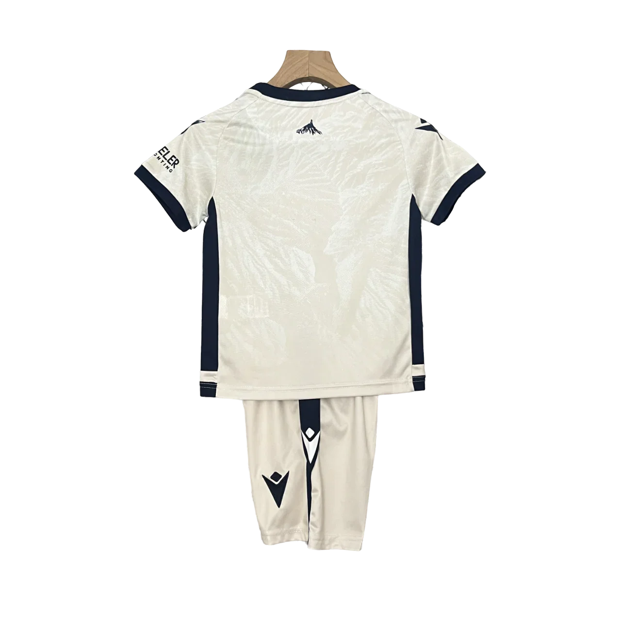 Mini Mantos infantil oficial kit camisa Millwall FC branca e azul, com padrão texturizado e emblema de montanha