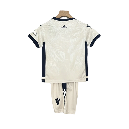 Mini Mantos infantil oficial kit camisa Millwall FC branca e azul, com padrão texturizado e emblema de montanha