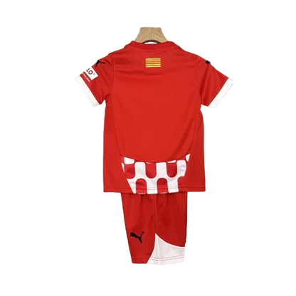 Mini Mantos Kit infantil oficial camisa Girona FC. Uniforme titular Puma vermelho e branco com detalhes Senyera