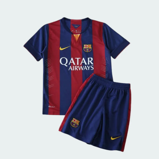 Kit de futebol infantil do Barcelona 14/15. Camisa listrada azul e vermelha, shorts azuis. Logos Nike e Qatar Airways visíveis.