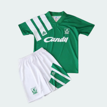 Foto de kit infantil Liverpool 1992. Camisa verde com listras brancas, escudo branco Liverpool, logo Adidas branco e 'Candy' branco. Short branco com listras verdes, escudo verde Liverpool e logo Adidas verde.