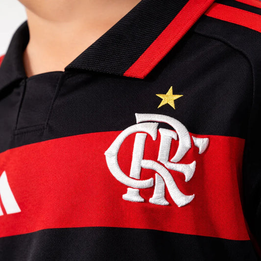Detalhe do escudo CR Flamengo bordado na camisa infantil preta e vermelha – Kit Mengão I 26/27.