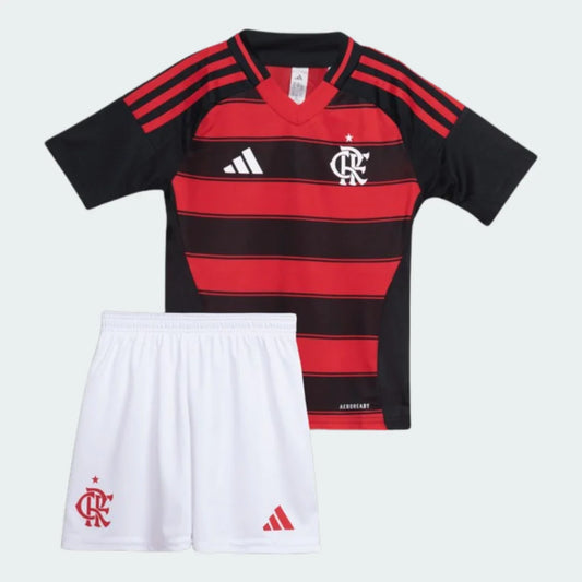 Kit infantil Mengão com camisa de listras horizontais vermelhas e pretas, shorts brancos, escudo do clube e logos Adidas.