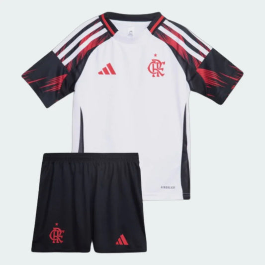 Kit infantil Mengão II 25/26, camisa branca com gola preta, detalhes pretos e vermelhos nas mangas, e shorts pretos com emblemas vermelhos.