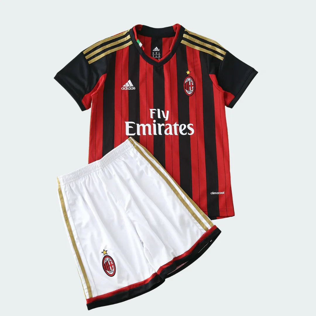 Kit infantil AC Milan 13/14. Camisa listrada vermelha e preta, shorts brancos com listras douradas e escudo do Milan.