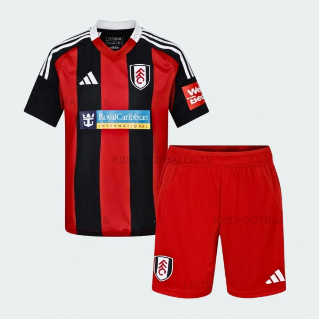 Kit infantil Fulham II 24/25, camisa listrada verticalmente vermelho e preto, shorts vermelhos. Escudos Fulham, logos Adidas e patrocínios.