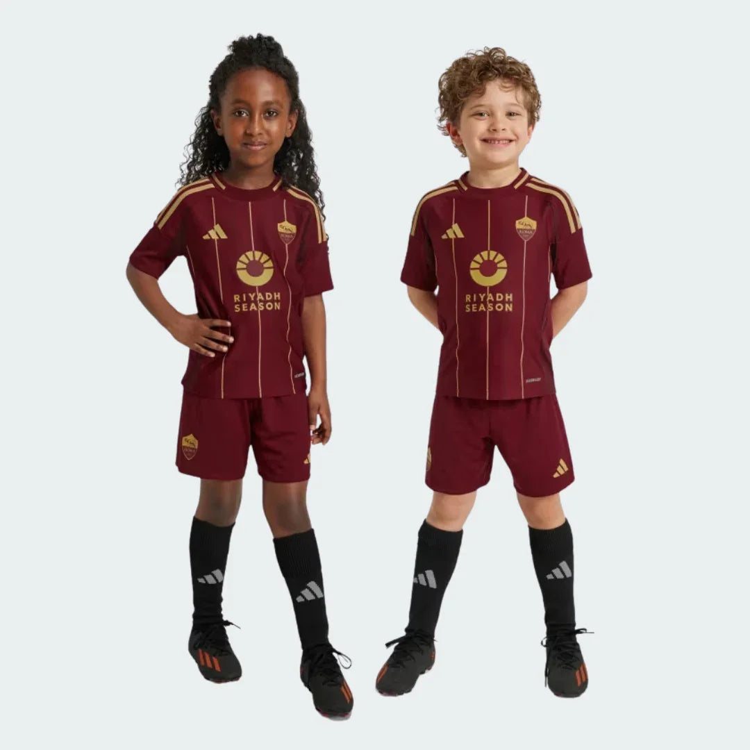 Duas crianças vestindo o kit infantil da Roma com camisa grená, listras finas douradas e calção grená.
