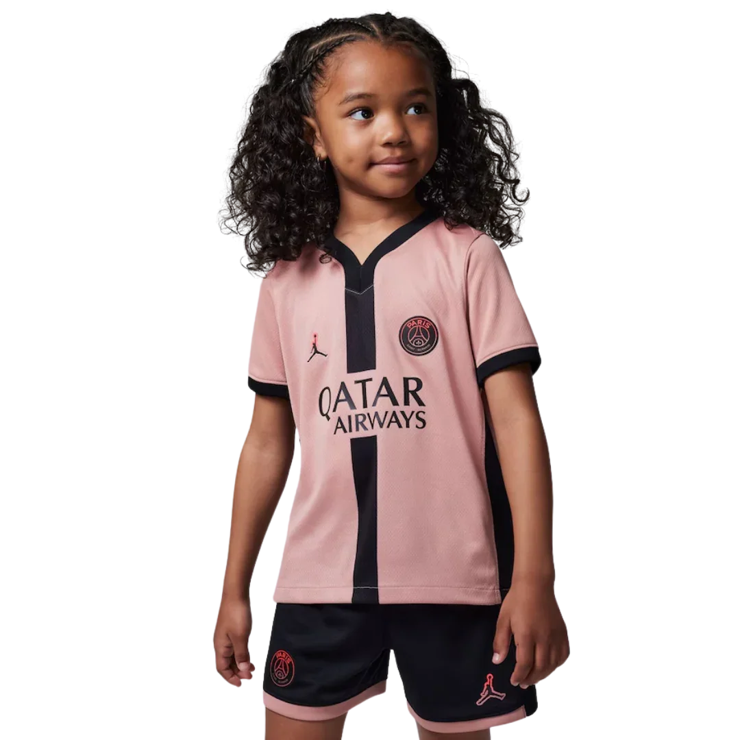 Kit oficial infantil PSG Mini Mantos: camisa rosa e shorts pretos para futuros craques