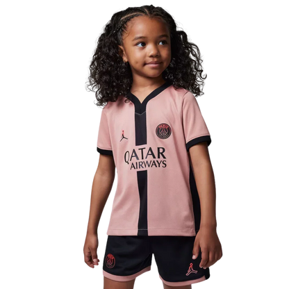 Kit oficial infantil PSG Mini Mantos: camisa rosa e shorts pretos para futuros craques