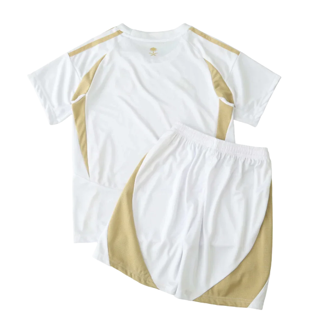 Conjunto infantil branco de camiseta e shorts com detalhes dourados em mesh e um emblema dourado de palmeira na nuca.