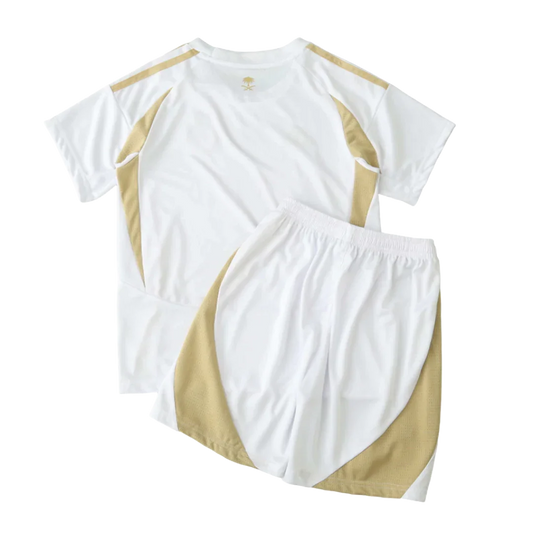 Conjunto infantil branco de camiseta e shorts com detalhes dourados em mesh e um emblema dourado de palmeira na nuca.