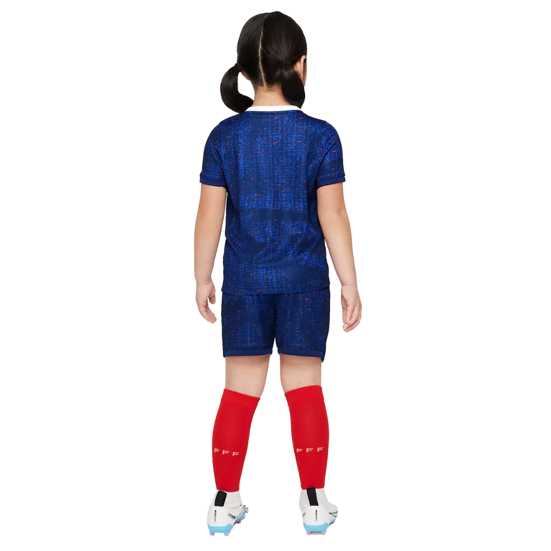 Mini Mantos: Kit infantil oficial da camisa da França Criança de costas com conjunto azul e meião vermelho