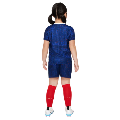 Mini Mantos: Kit infantil oficial da camisa da França Criança de costas com conjunto azul e meião vermelho