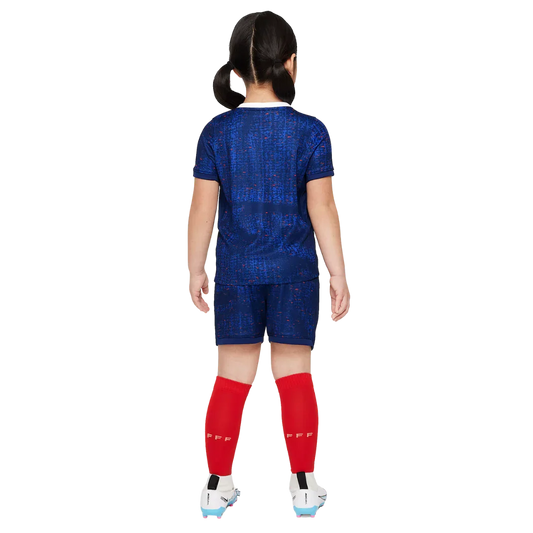 Mini Mantos: Kit infantil oficial da camisa da França Criança de costas com conjunto azul e meião vermelho