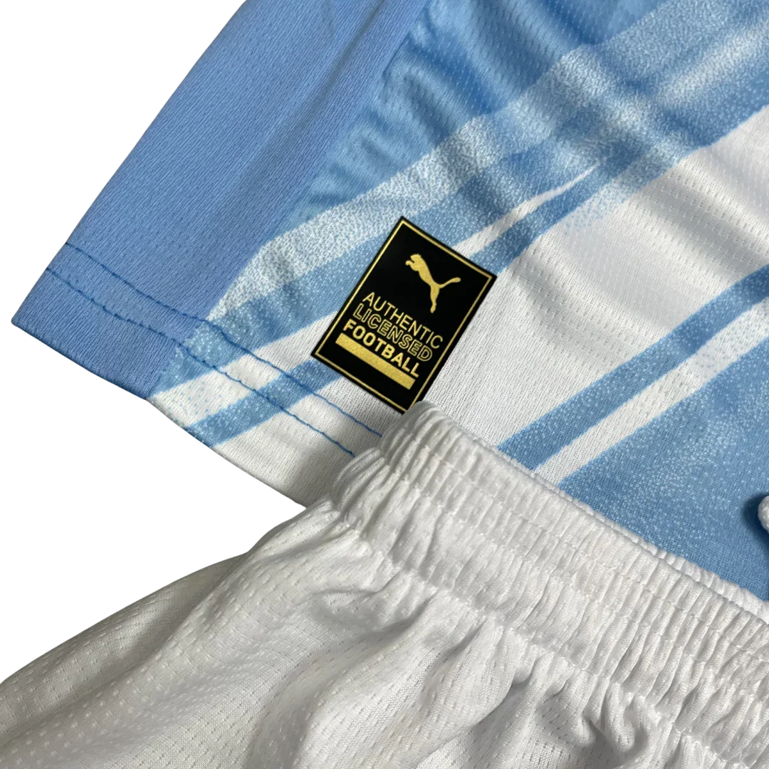 Kit infantil oficial Argentina Mini Mantos: camisa listrada azul e branca, shorts branco. Etiqueta Puma
