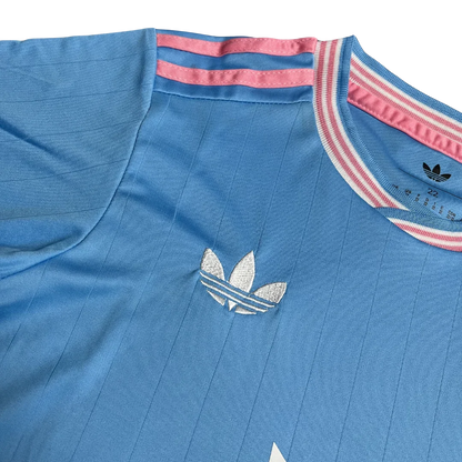 Mini Mantos infantil oficial kit camisa Manchester City retrô Adidas, azul e rosa