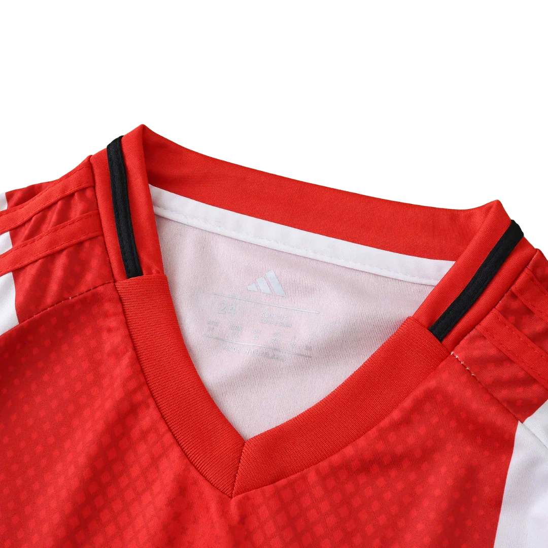 Camisa oficial infantil Bayern, kit Mini Mantos. Gola V vermelha, detalhes em branco e preto, logo Adidas na etiqueta