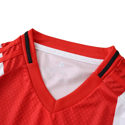 Camisa oficial infantil Bayern, kit Mini Mantos. Gola V vermelha, detalhes em branco e preto, logo Adidas na etiqueta