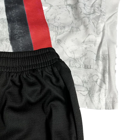 Kit camisa oficial infantil Juventus Mini Mantos. Camisa branca Drycell, faixas pretas, shorts pretos.