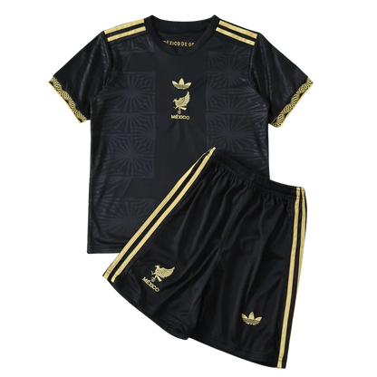 Kit infantil Mexico preto e dourado com camisa e shorts. Inclui emblemas do México e logo Adidas em dourado.