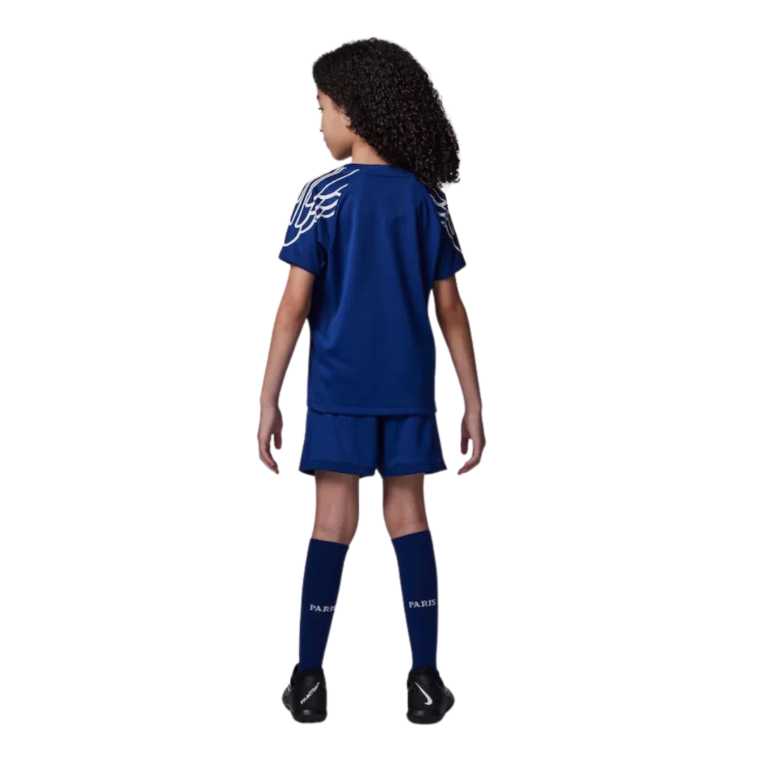 Mini Mantos: kit oficial infantil camisa Paris Saint-Germain. Criança de costas com uniforme azul e asas
