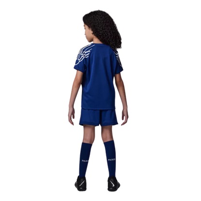 Mini Mantos: kit oficial infantil camisa Paris Saint-Germain. Criança de costas com uniforme azul e asas