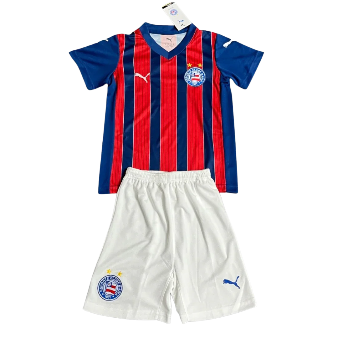 Kit infantil do Bahia, camisa listrada azul e vermelha, shorts brancos, com escudos do Bahia e logos Puma.