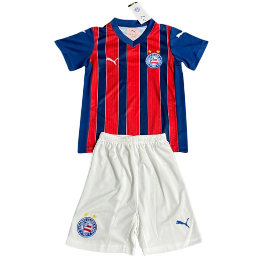 Kit infantil do Bahia, camisa listrada azul e vermelha, shorts brancos, com escudos do Bahia e logos Puma.