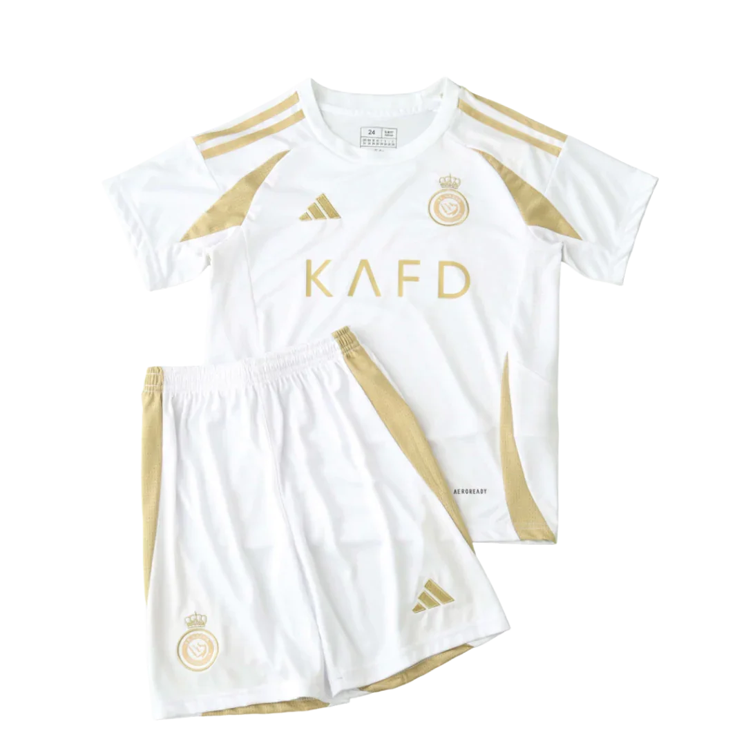 Kit infantil Al Nassr III 24/25 branco com detalhes dourados. Inclui camisa e shorts com escudo do Al Nassr e logos Adidas.