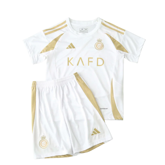 Kit infantil Al Nassr III 24/25 branco com detalhes dourados. Inclui camisa e shorts com escudo do Al Nassr e logos Adidas.
