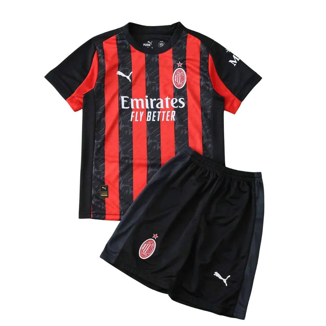 Kit infantil AC Milan 2, camisa listrada em preto e vermelho com logos Puma, AC Milan e Emirates, e shorts pretos combinando.
