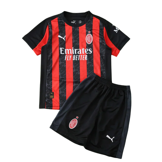 Kit infantil AC Milan 2, camisa listrada em preto e vermelho com logos Puma, AC Milan e Emirates, e shorts pretos combinando.