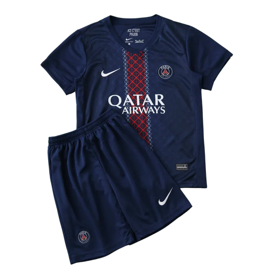 Kit infantil PSG completo, camisa e shorts azul marinho. Destaque para o escudo do Paris Saint-Germain, logo Nike e patrocínio Qatar Airways.