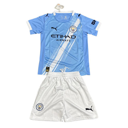 Kit infantil oficial Manchester City Mini Mantos, camisa e shorts